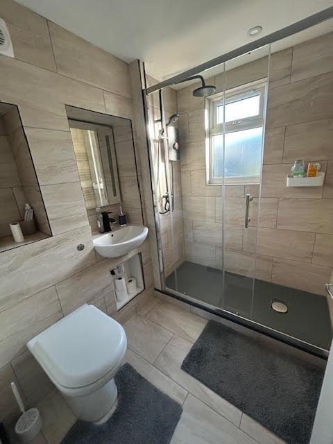 Bathroom a.jpg