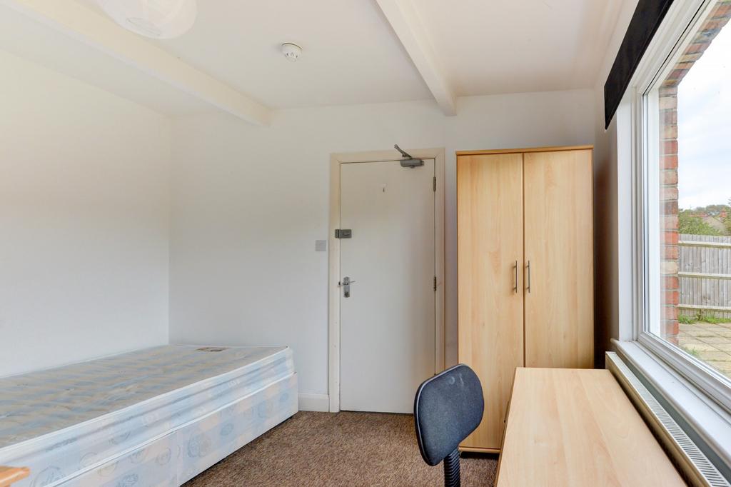 Bright, tidy single bedroom with a large window...