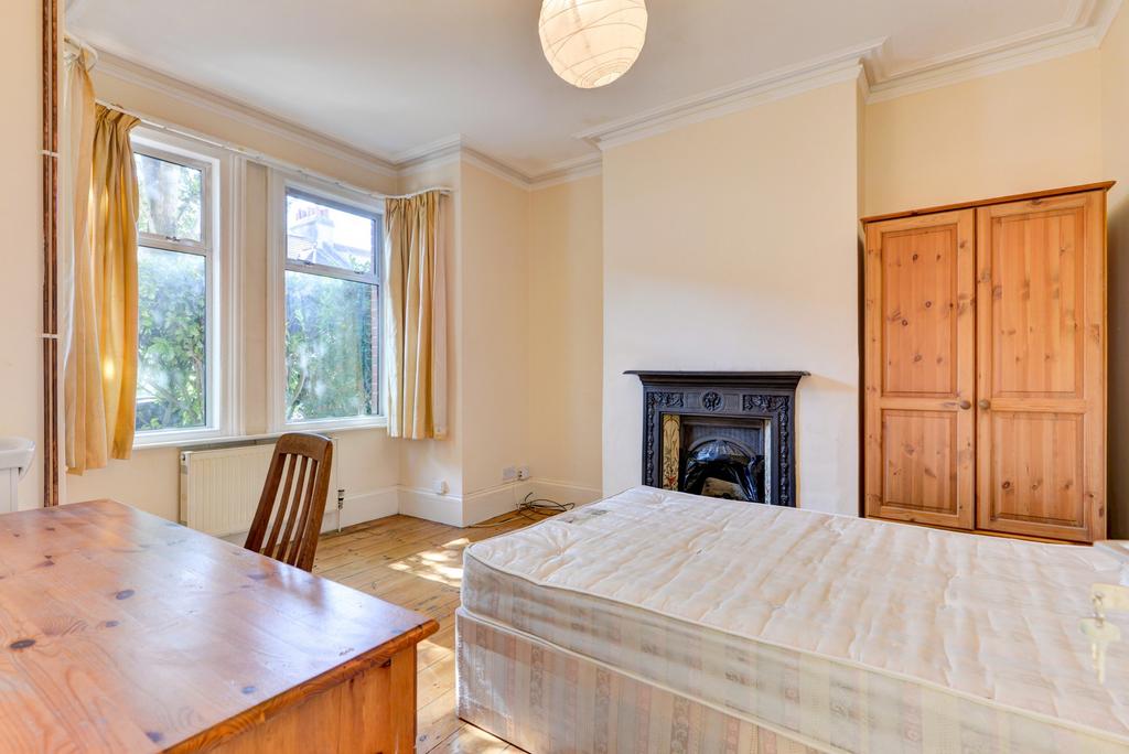 Bright, well-presented double bedroom with a la...