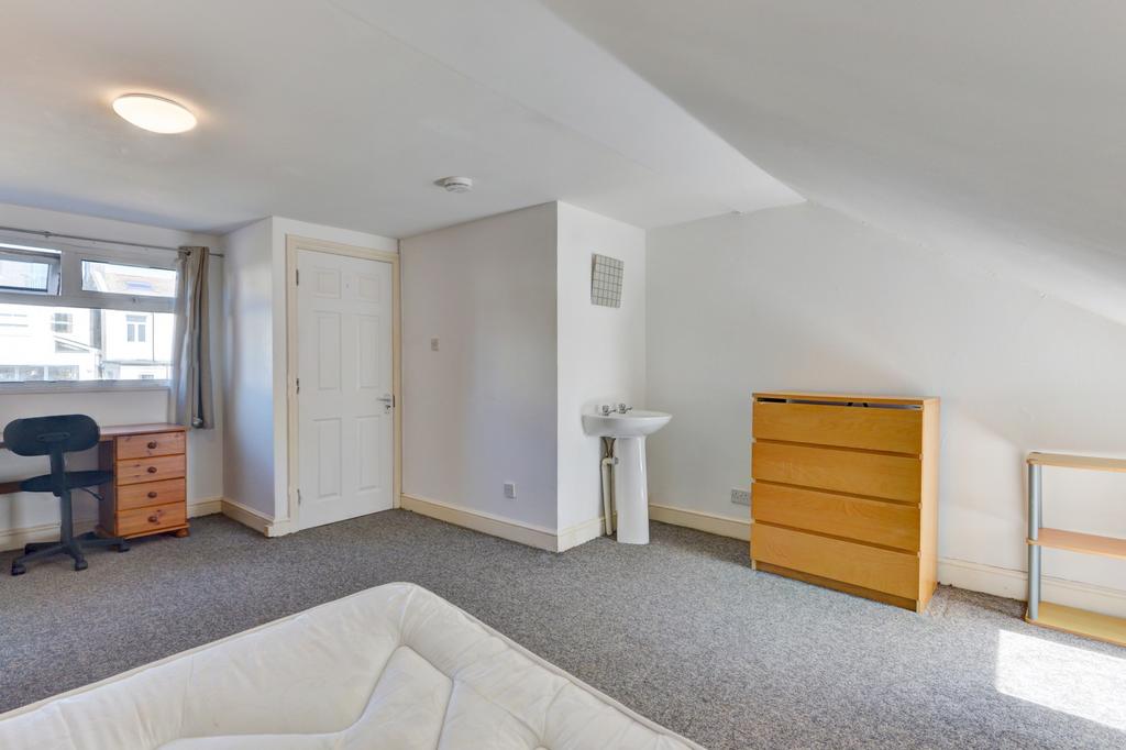 Bright, well-kept double bedroom with neutral d...
