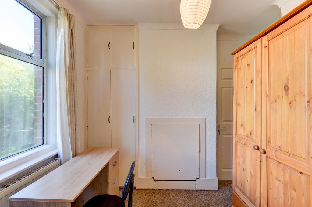 Bright, tidy single bedroom with a large window...