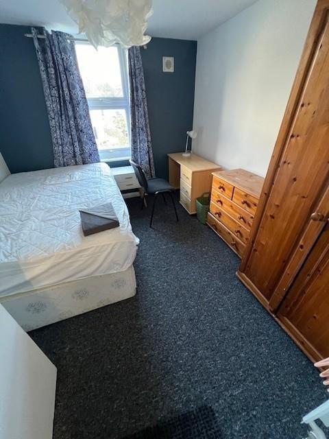 Bright, tidy single bedroom with a comfortable ...