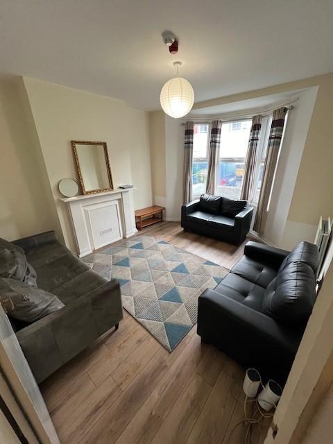 Bright, neatly presented living room with bay w...