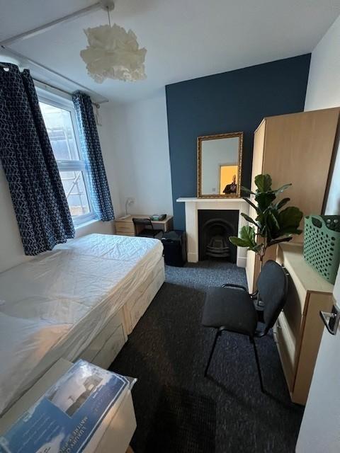 Bright, well-kept double bedroom with a comfort...