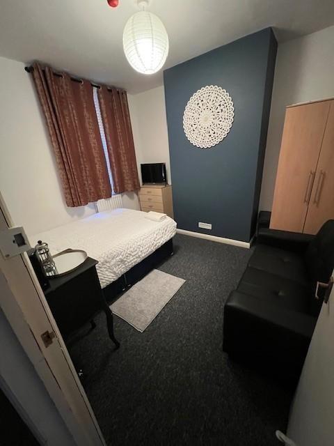 Well-presented double bedroom with a comfortabl...