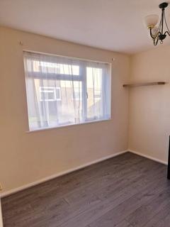 2 bedroom ground floor flat to rent, Haslemere Avenue, Hanwell, W7