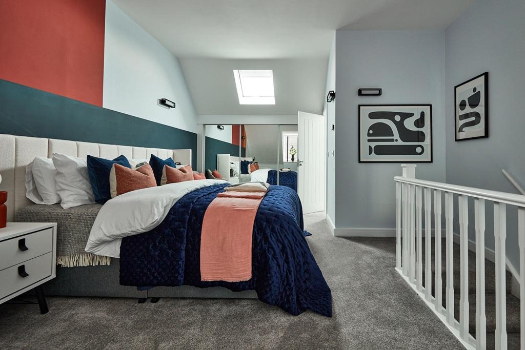 King-size bedroom with space for wardrobes and...