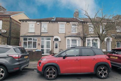 3 bedroom terraced house to rent, Oatlands Road, Enfield