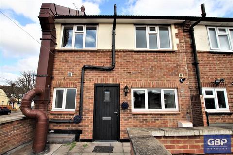 3 bedroom maisonette to rent, Moray Way, Romford, RM1