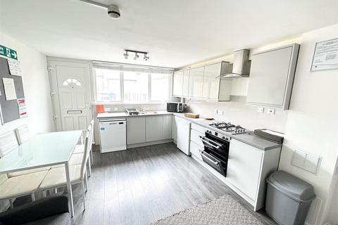 6 bedroom terraced house to rent, Barchester Close, Uxbridge, Middlesex,