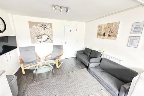 6 bedroom terraced house to rent, Barchester Close, Uxbridge, Middlesex,