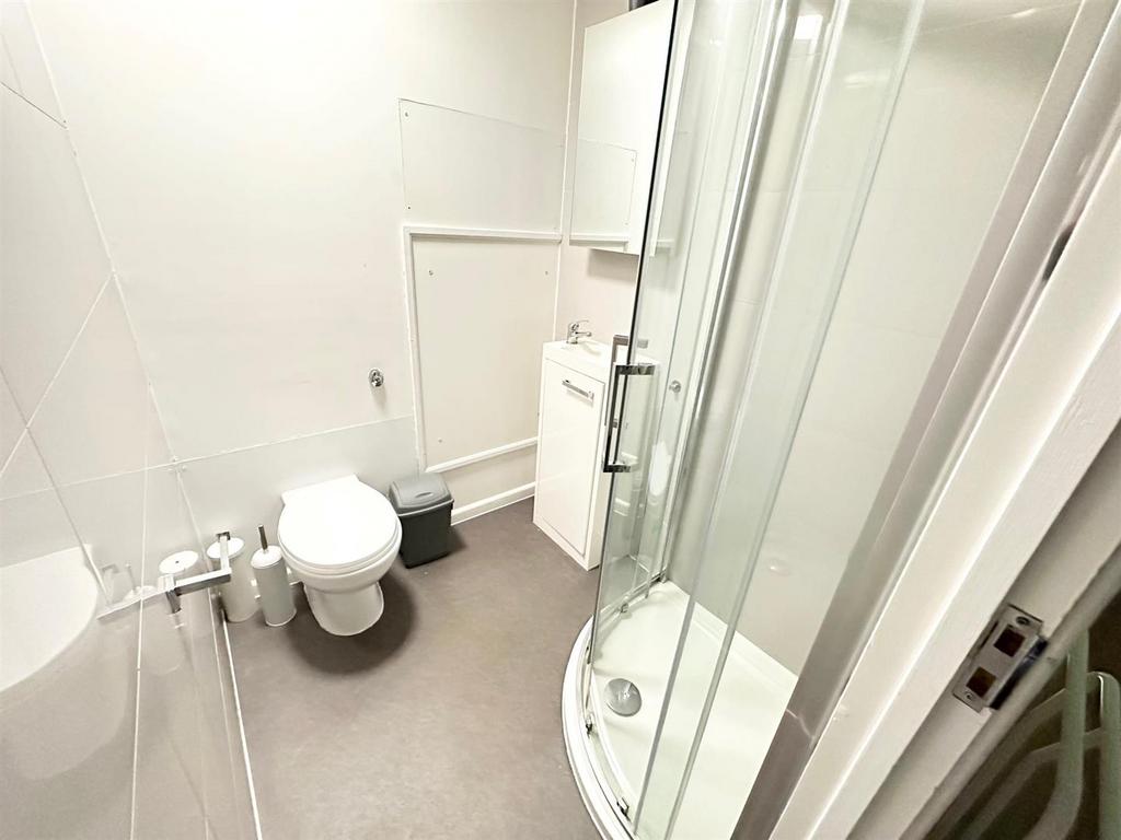 2nd floor shower.jpg