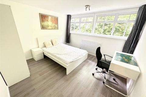 6 bedroom terraced house to rent, Barchester Close, Uxbridge, Middlesex,