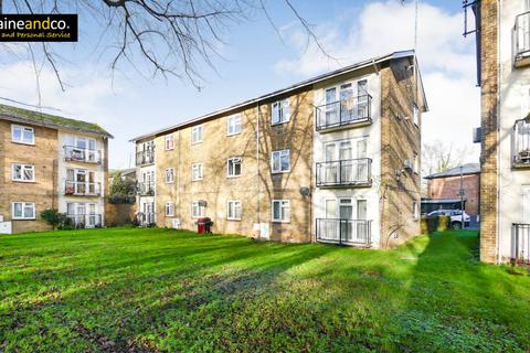 3 bedroom flat for sale, Meadow Croft, Hatfield