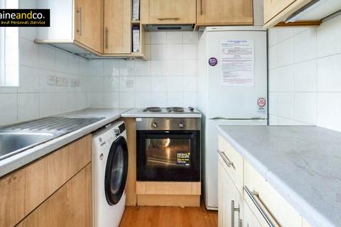 3 bedroom flat for sale, Meadow Croft, Hatfield