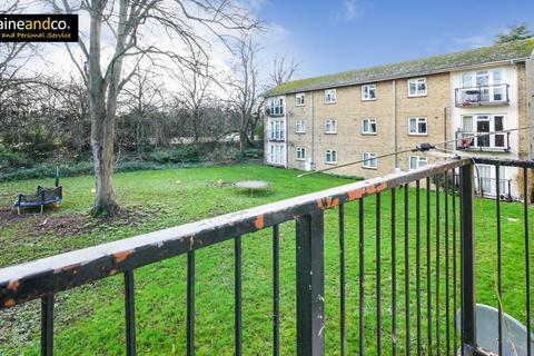 3 bedroom flat for sale, Meadow Croft, Hatfield