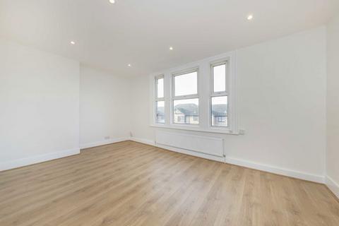 3 bedroom flat to rent, Tulse Hill, London SW2