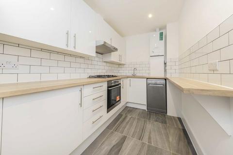 3 bedroom flat to rent, Tulse Hill, London SW2