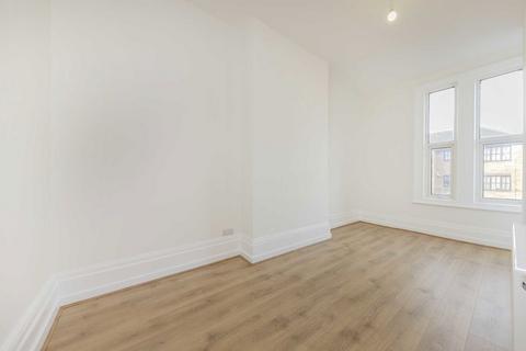 3 bedroom flat to rent, Tulse Hill, London SW2