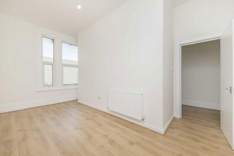 3 bedroom flat to rent, Tulse Hill, London SW2