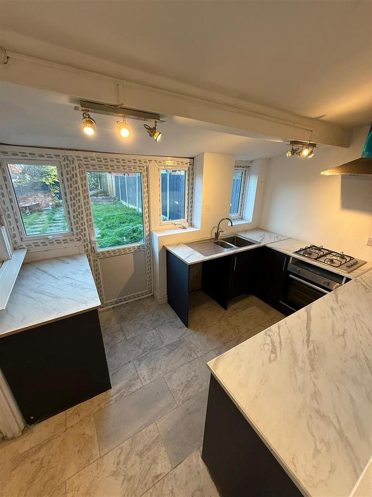 Kitchen 2 .jpeg