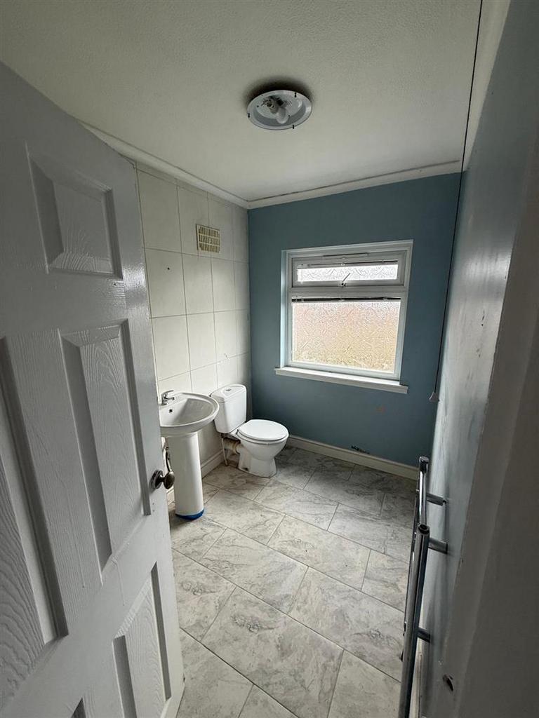 Bathroom 1 .jpeg
