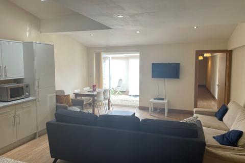4 bedroom flat to rent, Gloucester Road, Bristol BS7