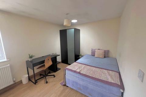 4 bedroom flat to rent, Gloucester Road, Bristol BS7