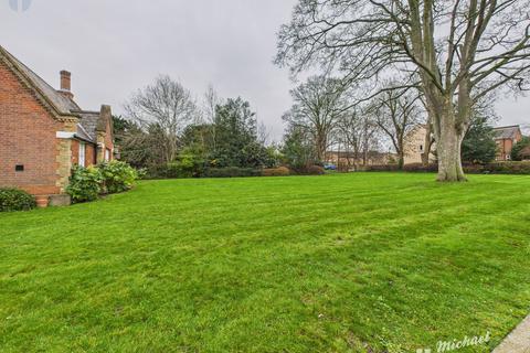 2 bedroom flat for sale, Hedges Way, Aylesbury, Buckinghamshire