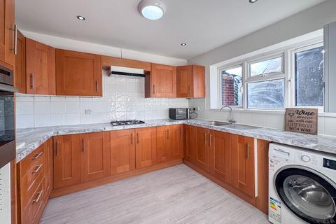 2 bedroom maisonette to rent, Sterling Avenue, Edgware, HA8