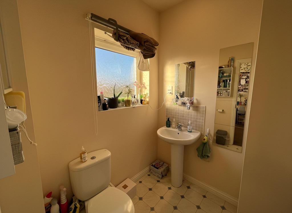 Ensuite (bedroom 4)