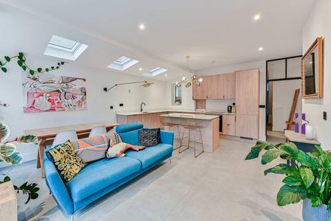 2 bedroom flat for sale, Hazelbourne Road, Clapham South, London, SW12