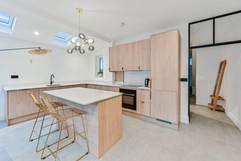 2 bedroom flat for sale, Hazelbourne Road, Clapham South, London, SW12