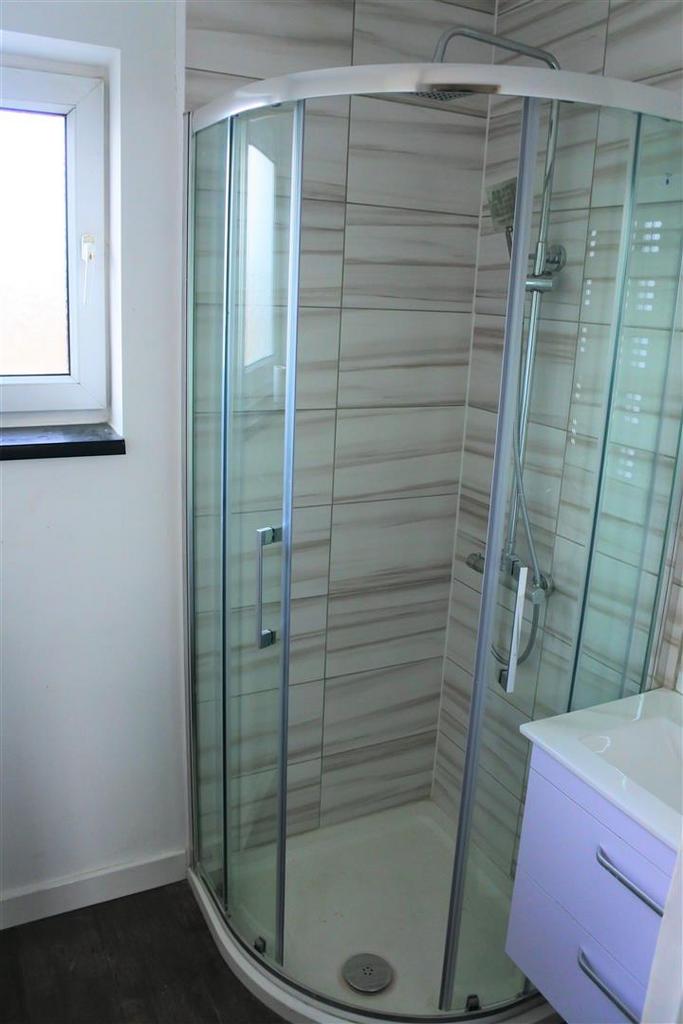 Family Bathroom 1.JPG