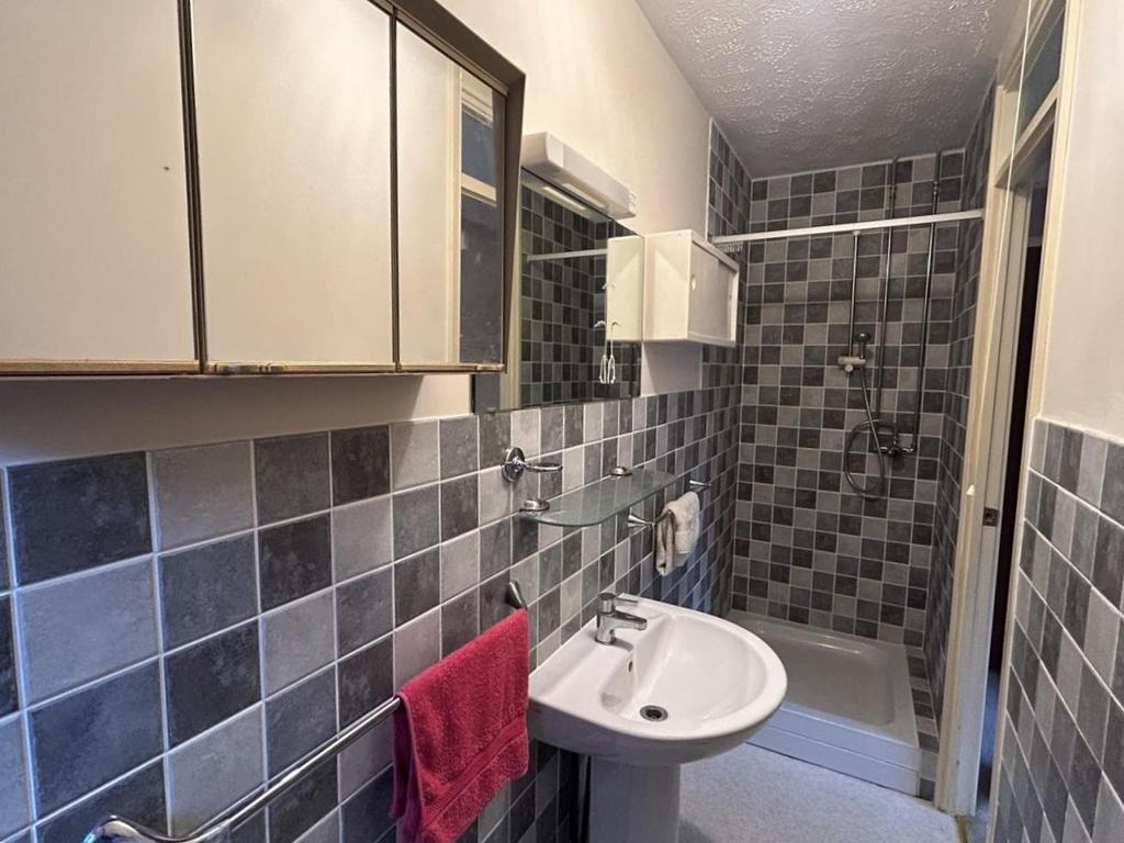 Bathroom 2.jpg