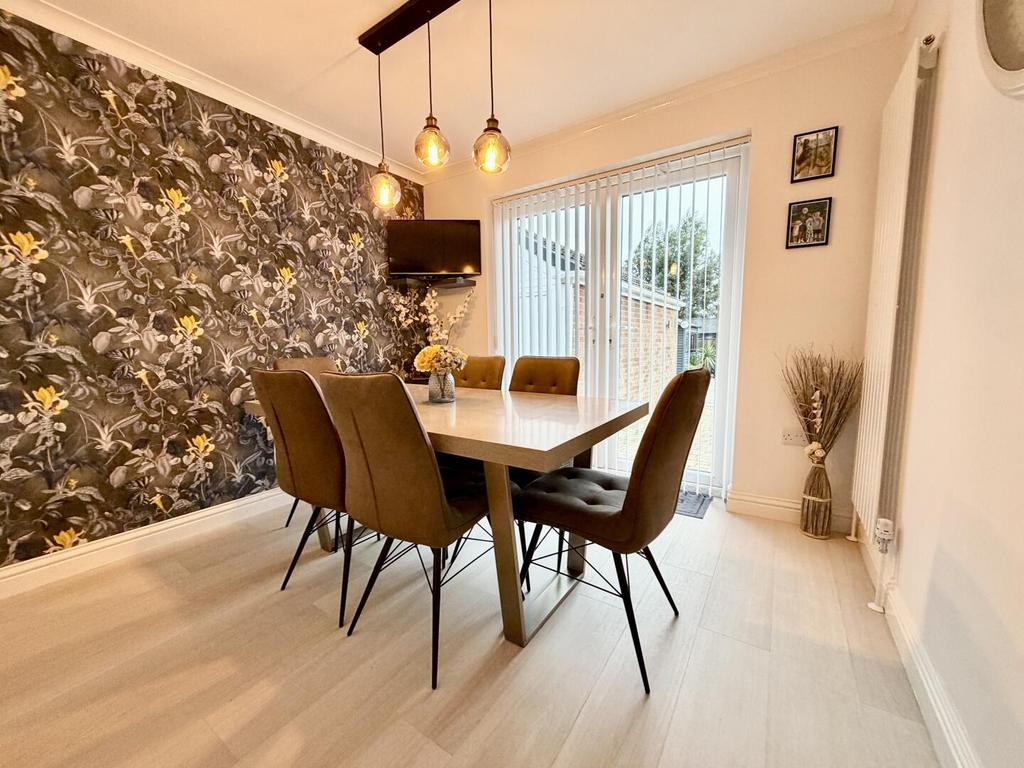 Bedroom/Dining Room