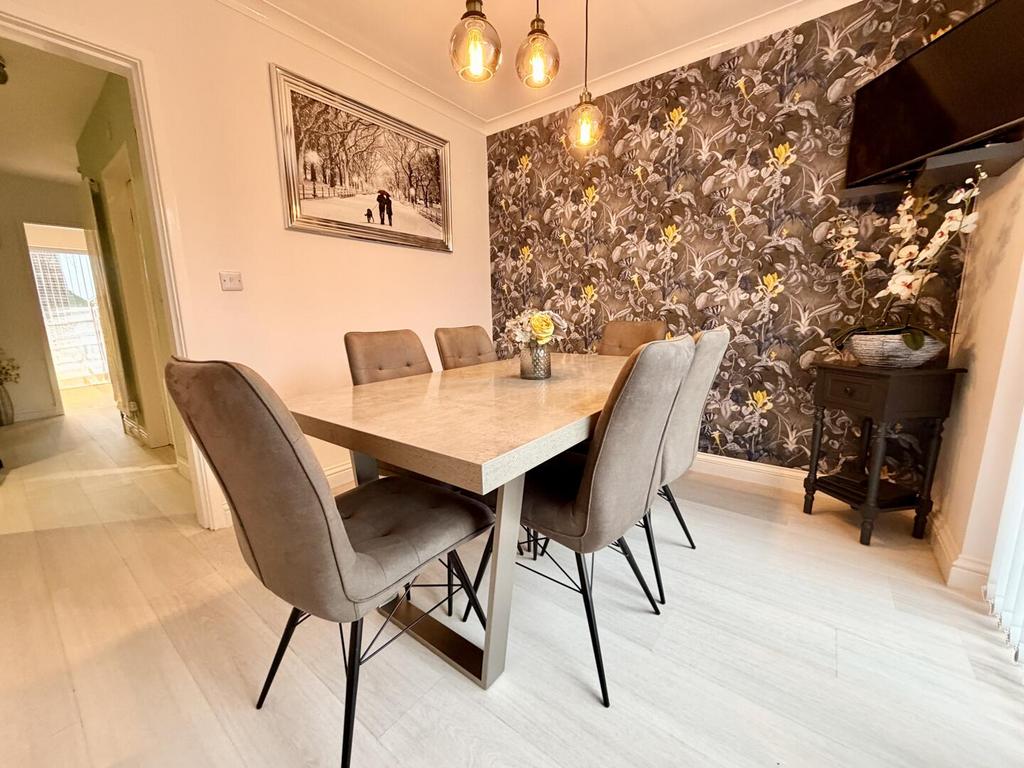 Bedroom/Dining Room