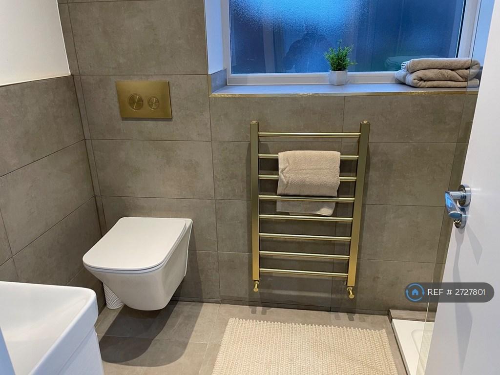 Glamorous Bathroom With a Chic Modern Finish
