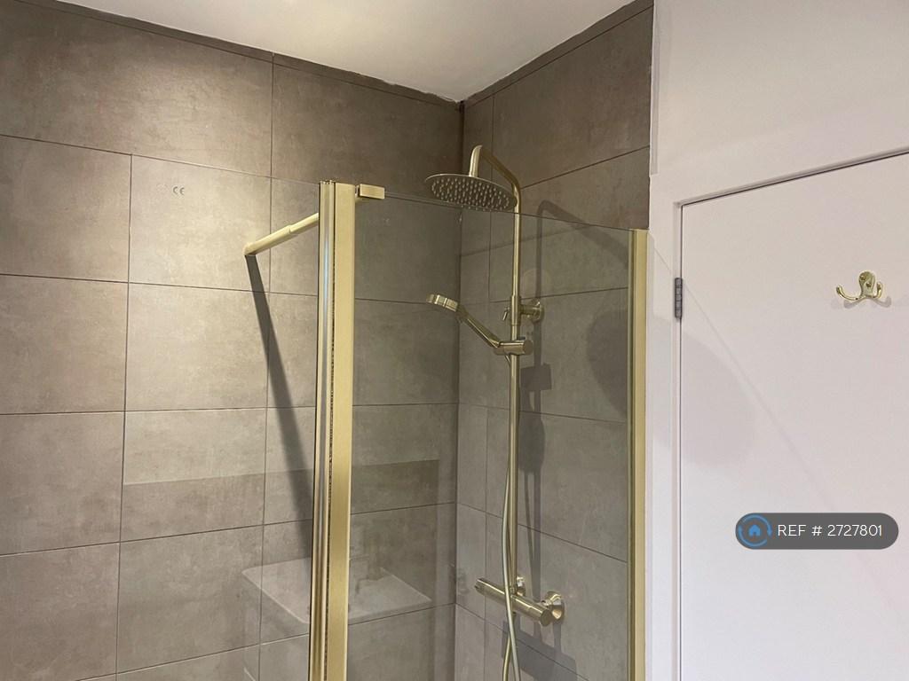 Walk In Shower With Great Hot Water Pressure