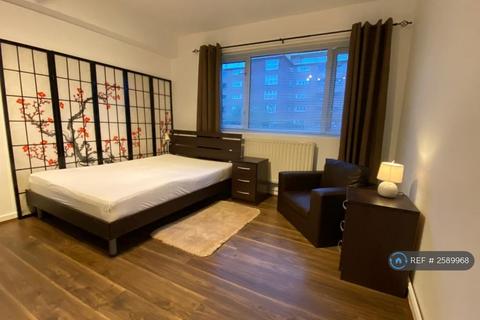 3 bedroom flat to rent, Hayward Court, London, SW4