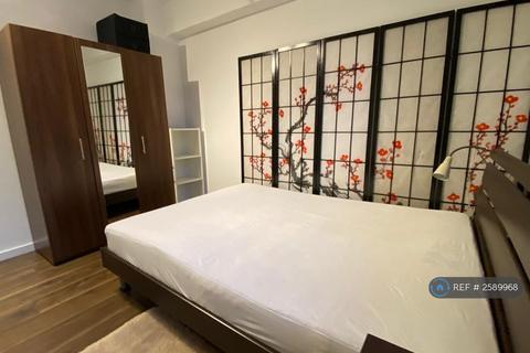 3 bedroom flat to rent, Hayward Court, London, SW4