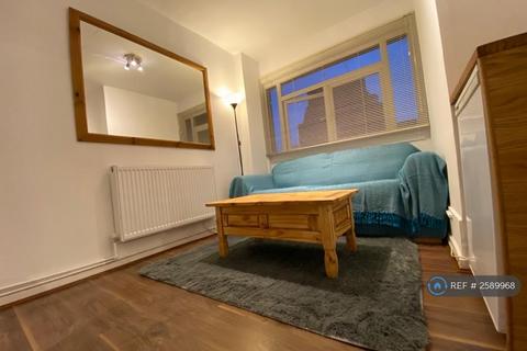 3 bedroom flat to rent, Hayward Court, London, SW4