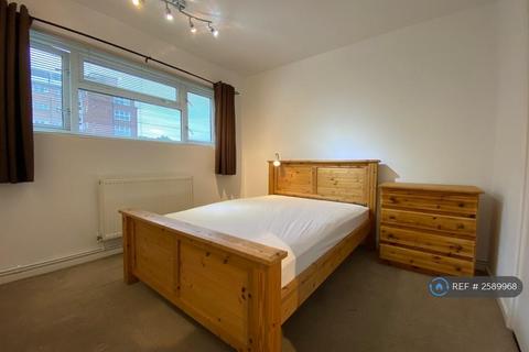 3 bedroom flat to rent, Hayward Court, London, SW4