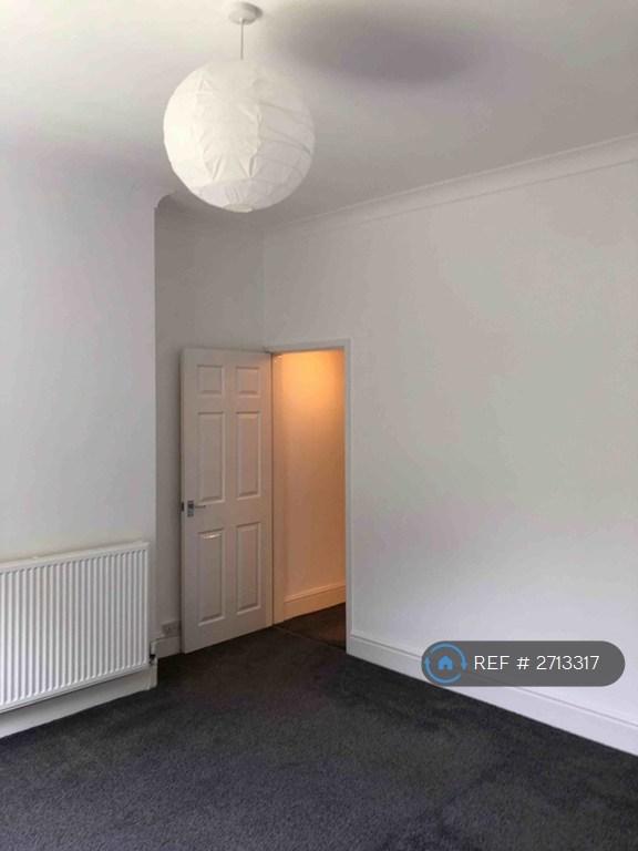 Front Bedroom &amp; Door To Landing