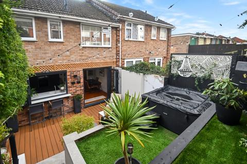 3 bedroom terraced house for sale, Sutherland Gardens, Rainham, Gillingham, ME8