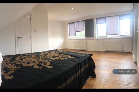 1 bedroom in a house share to rent, Kingfield Street, London, E14