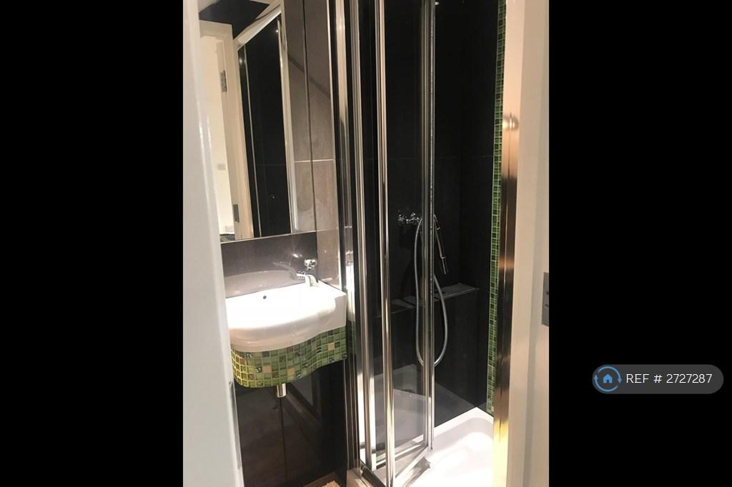 Bathroom 3 (En Suite To Room 4)