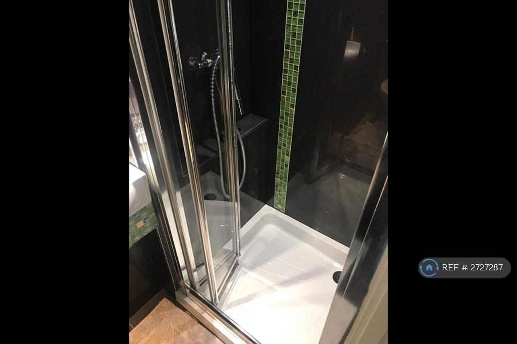 Bathroom 3 (En Suite To Room 4)