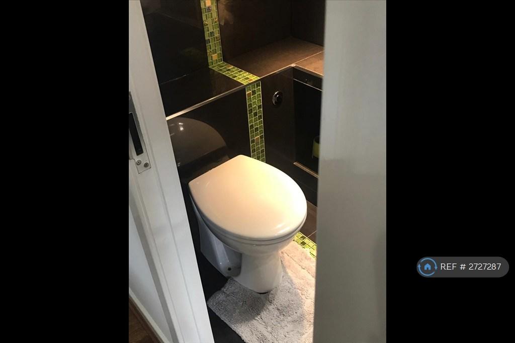 Bathroom 3 (En Suite To Room 4)