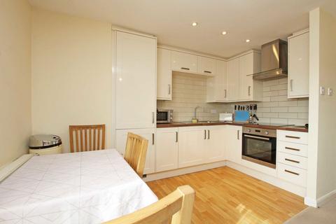undefined, London Road, Isleworth TW7